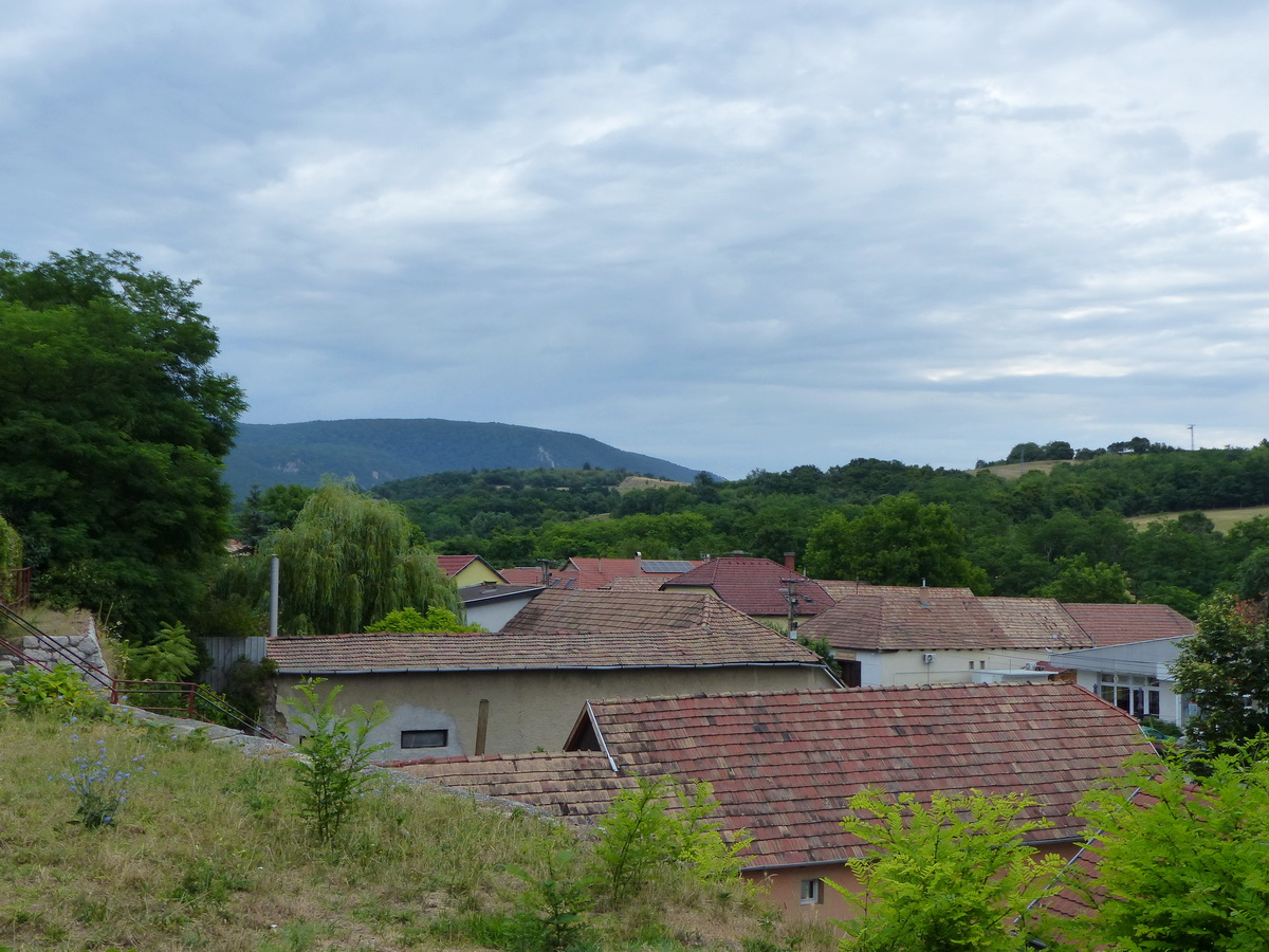 Kilátás a háztetők felett Kesztölcre