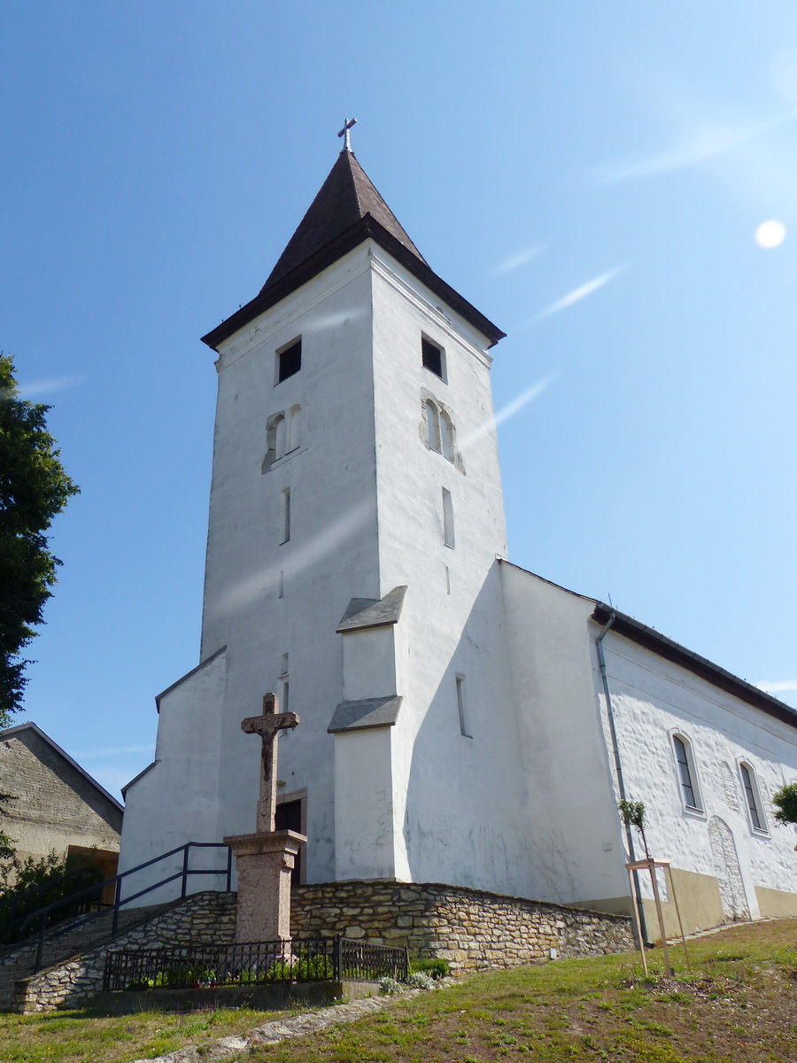 Bajót XIII. századi temploma