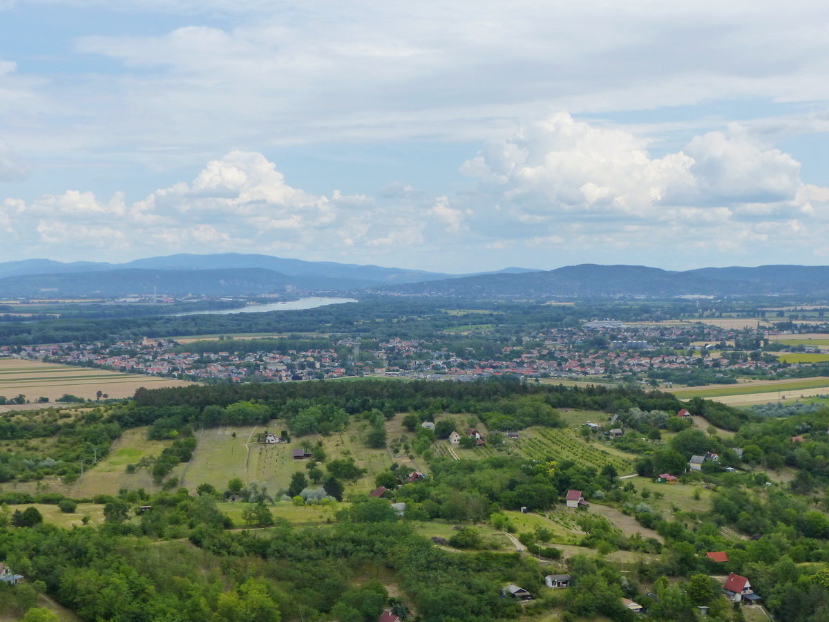 Kilátás Tátra, a Dunára és a távoli Börzsönyre