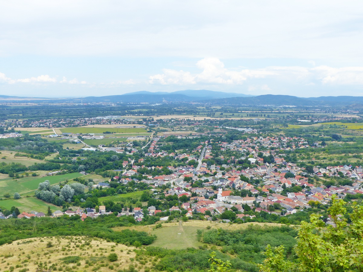 Pont a Hegyes-kő alatt terül el Tokod