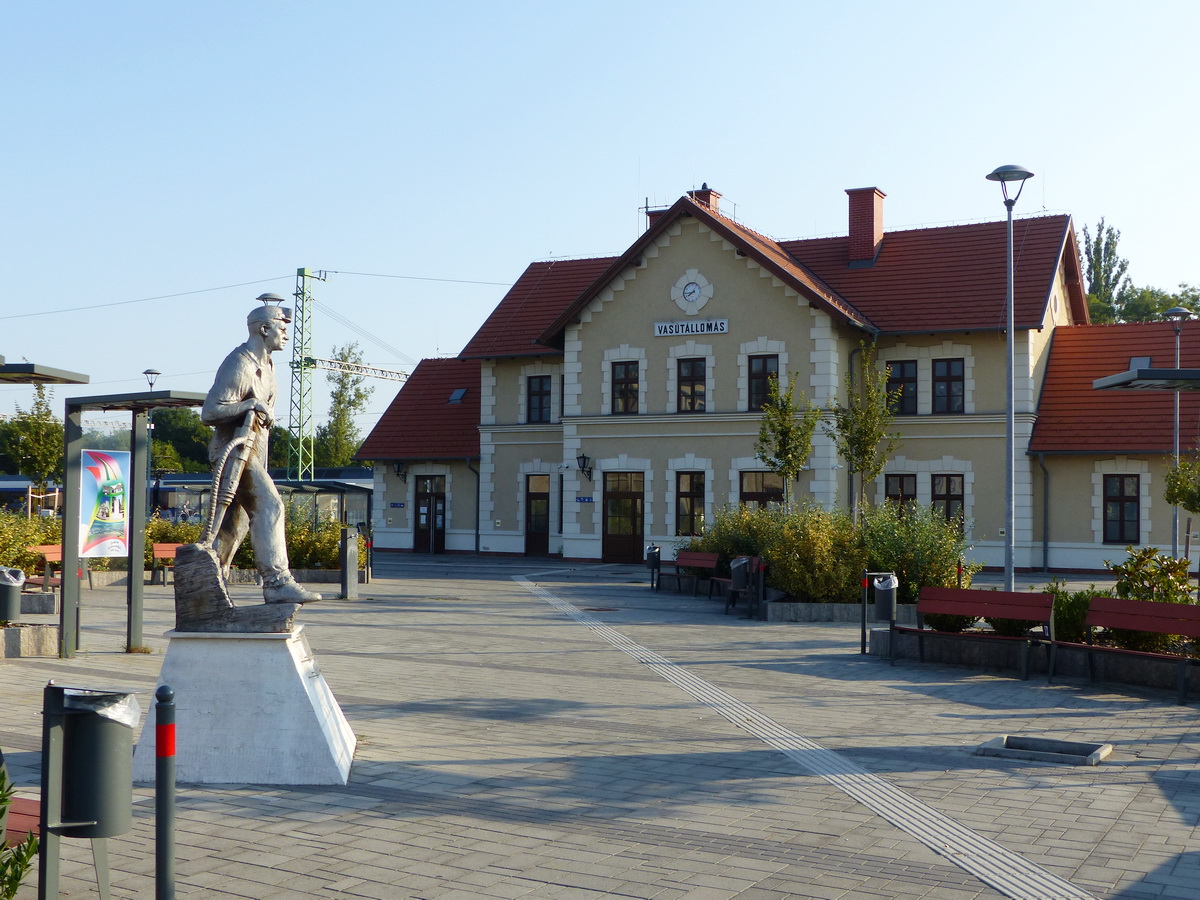 Dorog vasútállomása egy forró szombat reggelen