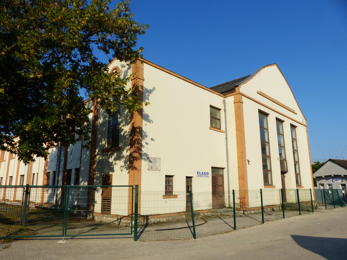 A már szintén bezárt Bányafürdő épülete