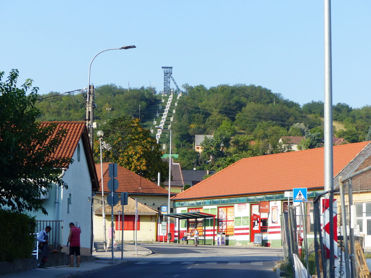 Kilátás a Miniverzumtól a Kálvária-hegyre és az Aknatorony kilátóra