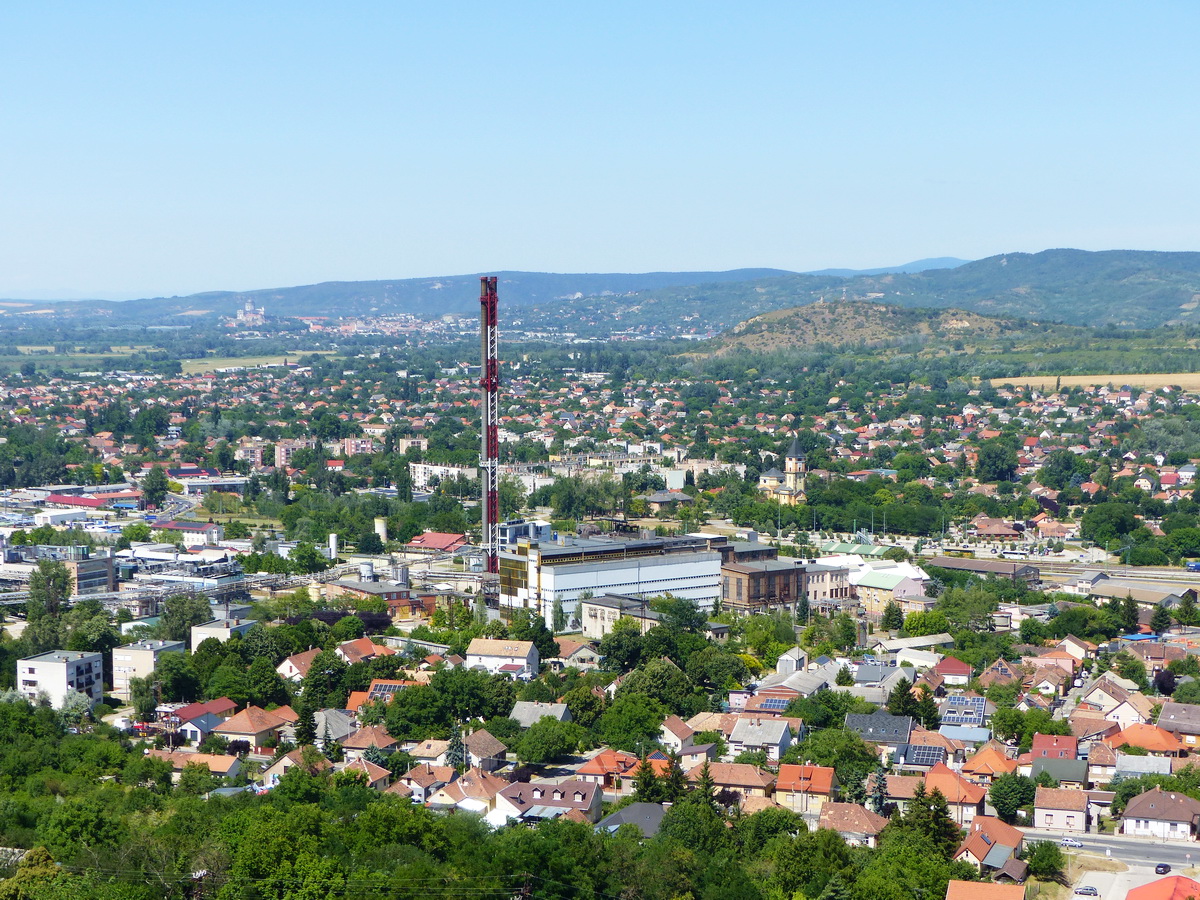 Északkelet felé tekintve az erőmű kéménye mögött még a távoli Esztergom is feltűnik