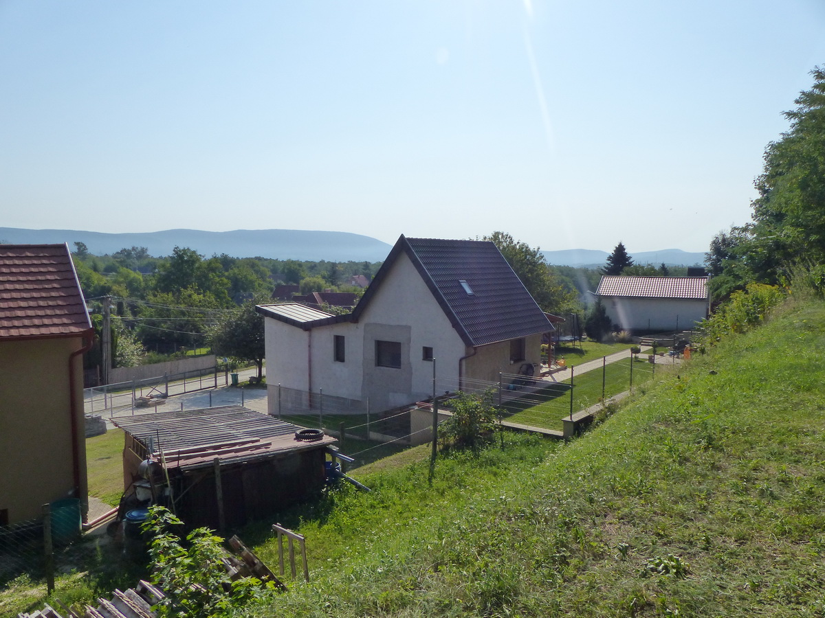 Itt pedig már a volt VI-os akna bányásztelepe felett vezet a hegyoldalban
