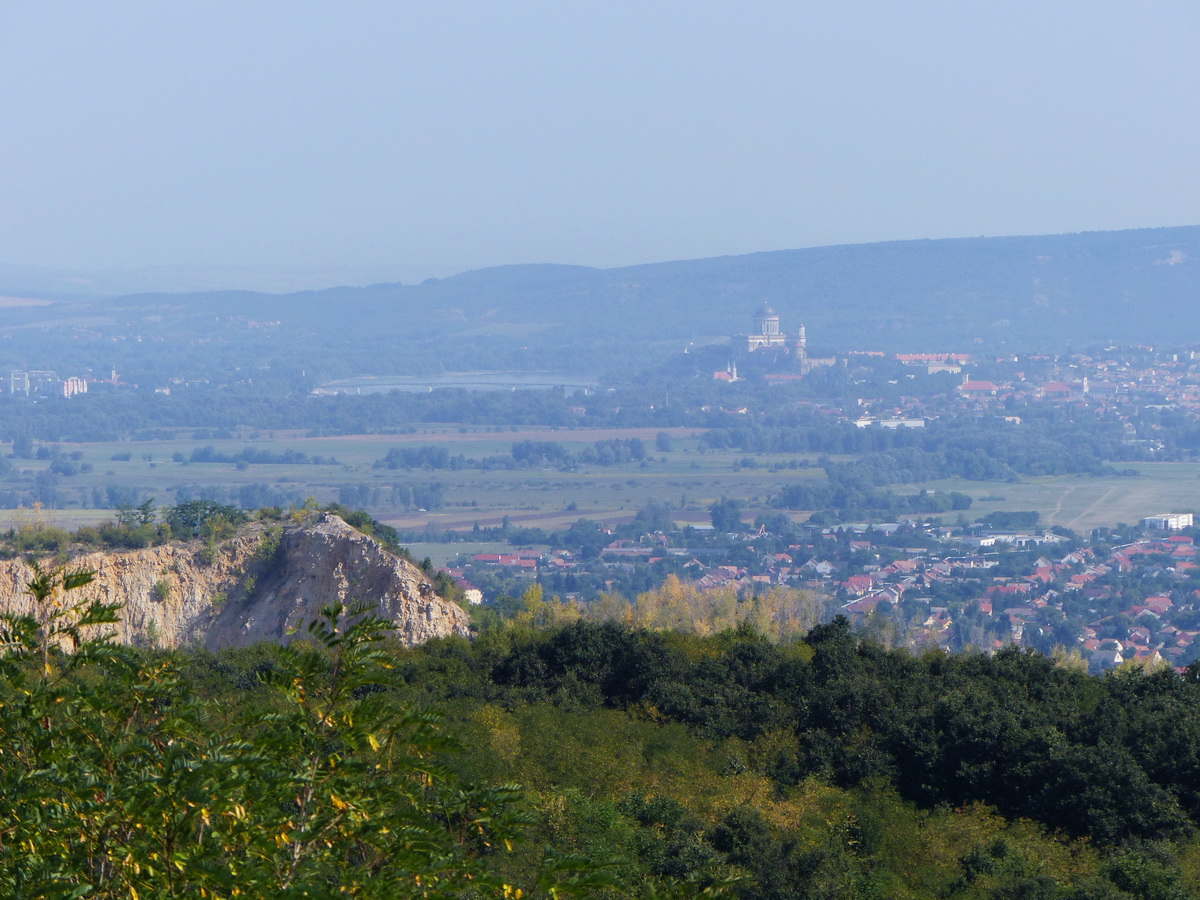 A Baumit kőfejtője felett a Bazilika is feltűnik a távolban