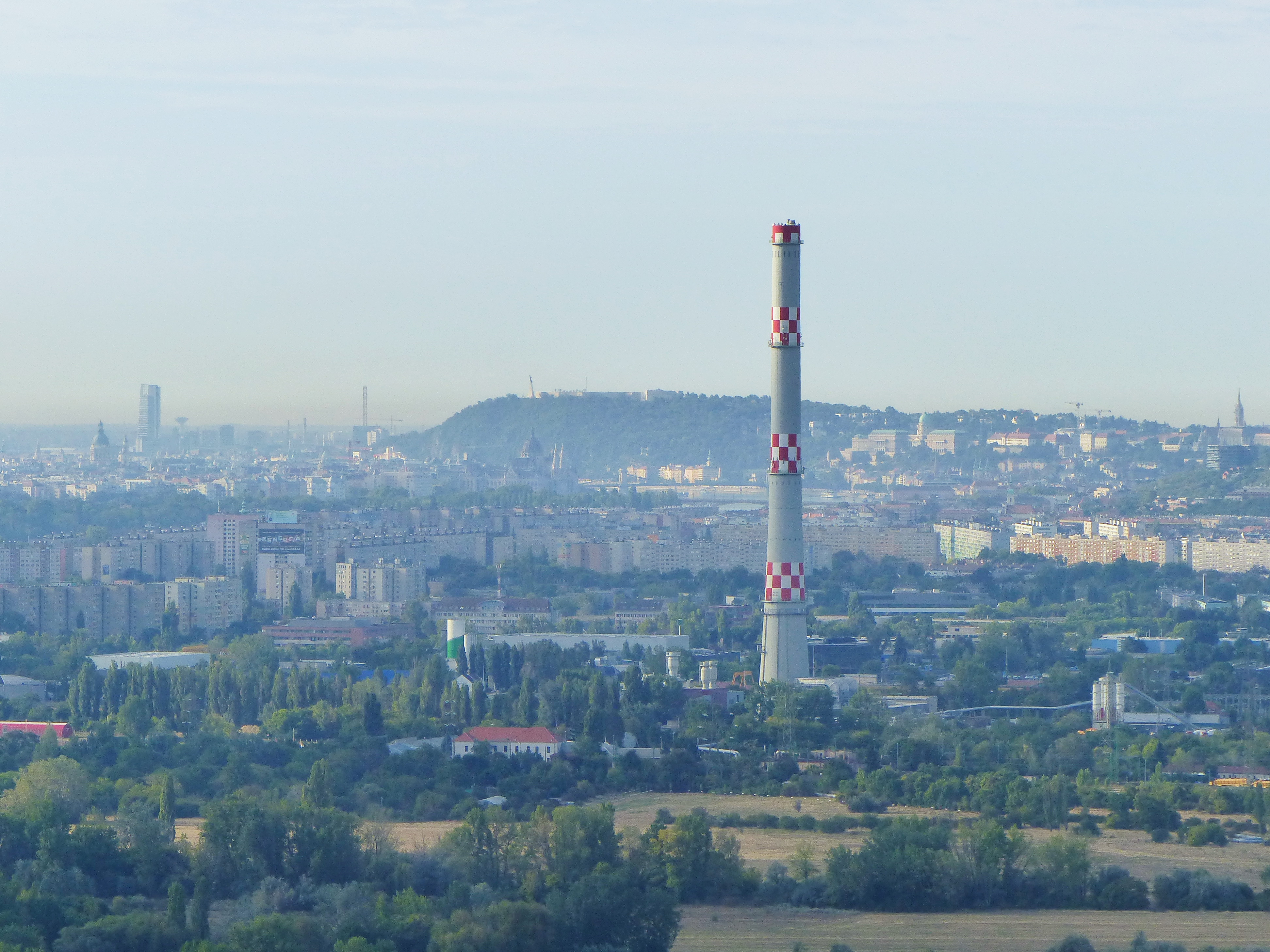 Jó távcsővel még a távoli Gellérthegy és a Vár is látszik! Az előtérben az Óbudai fűtőerőmű betonkéménye áll.