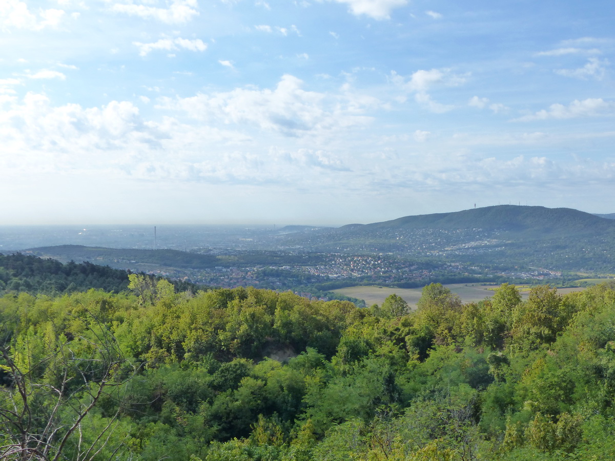 Kilátás Üröm és Budapest felé