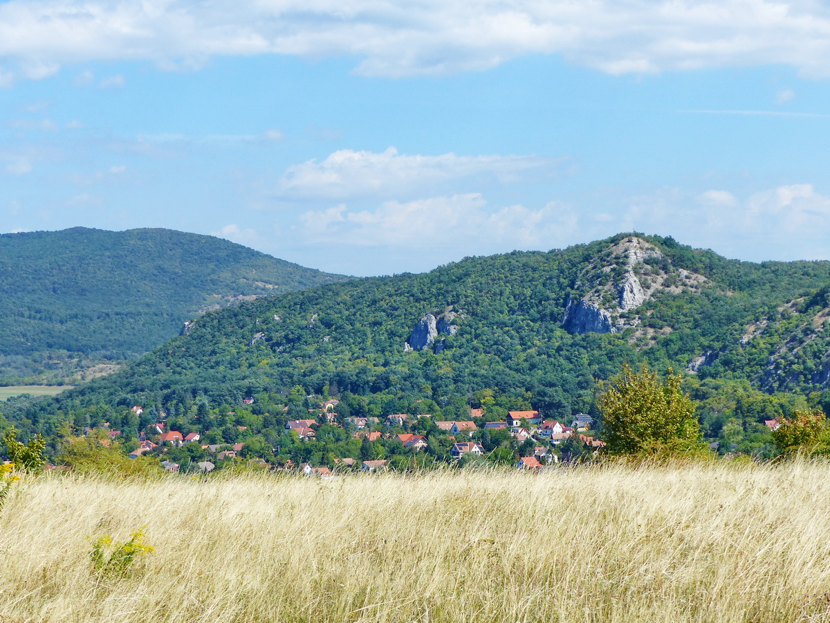 Kilátás a Csobánkai-nyeregből Csobánkára és a mögötte álló Oszolyra