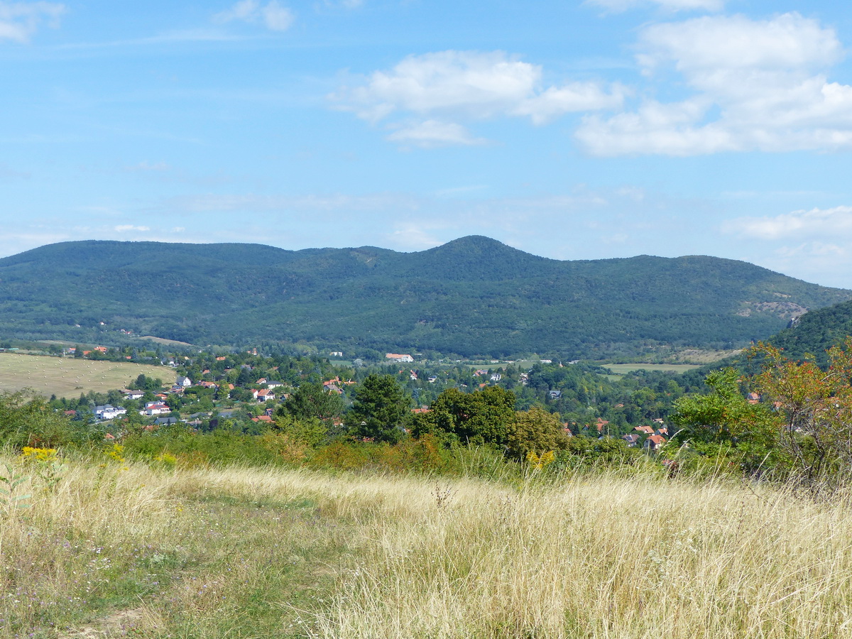 Észak felé feltűnik a Nagy-Csikóvár erdős csúcsa is
