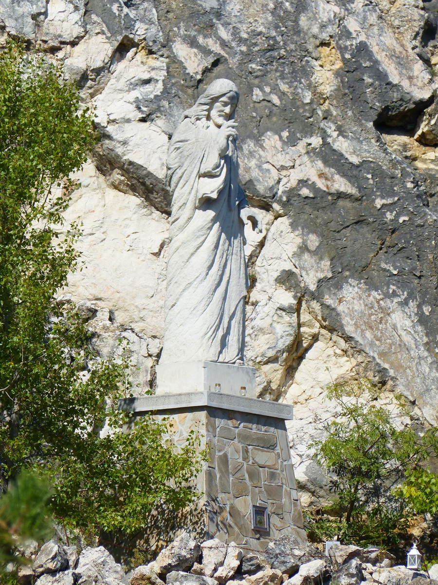 Krisztus-szobor áll a kőfejtő oldalában