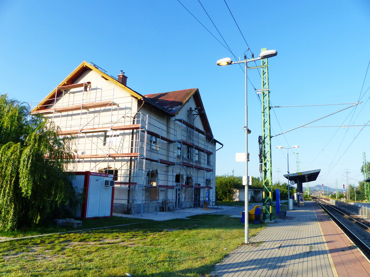 Felújítás alatt áll Esztergom-Kertváros vasútállomás épülete