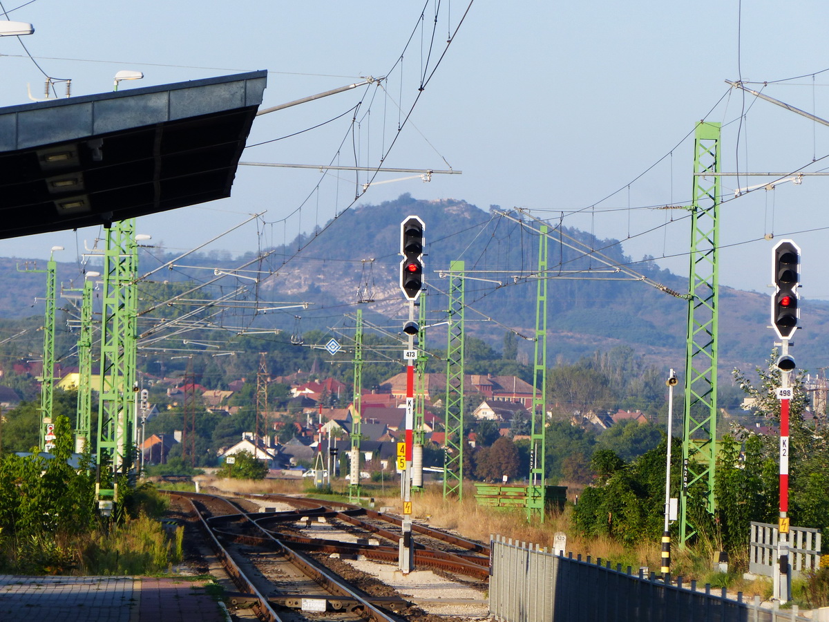 Nicsak! Pont a Hegyes-kő sziklás ormát lehet látni a peronon végigtekintve.