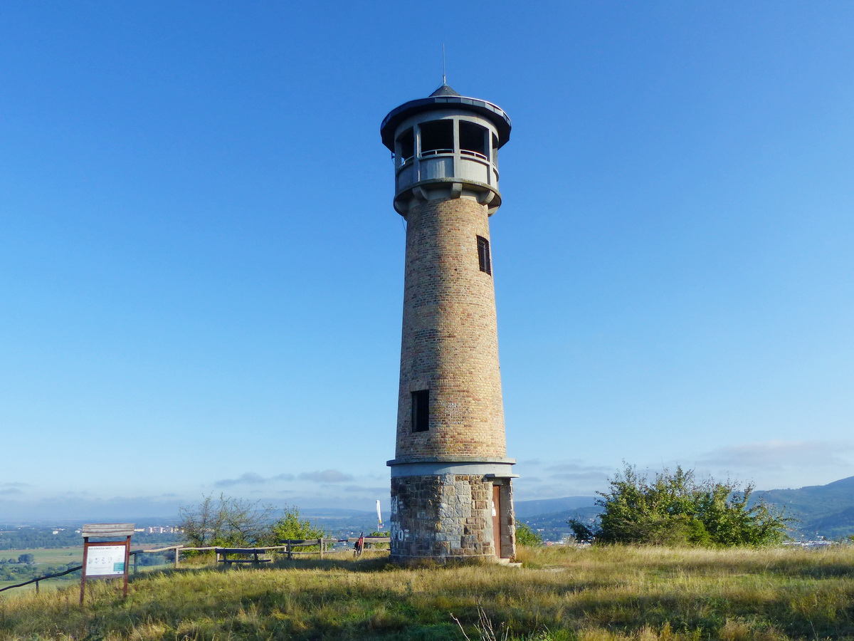 Általában zárva szokott lenni a Kis-Strázsa-hegyen álló kilátó vasajtaja. De a tövéből is szép a kilátás.
