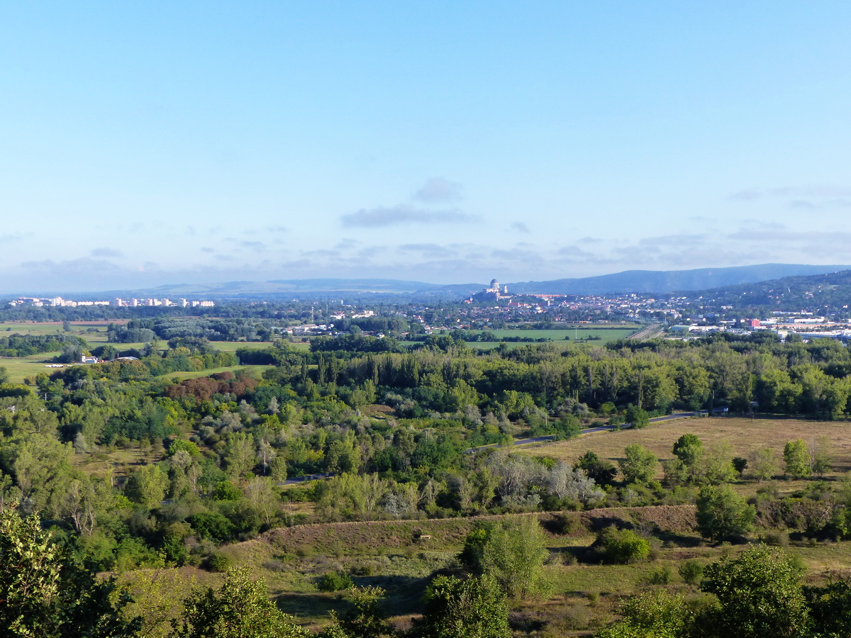 Kilátás észak felé, Esztergomra
