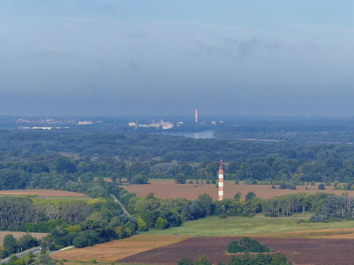 Kilátás nyugat felé a Dunára és Nyergesújfalu gyáraira