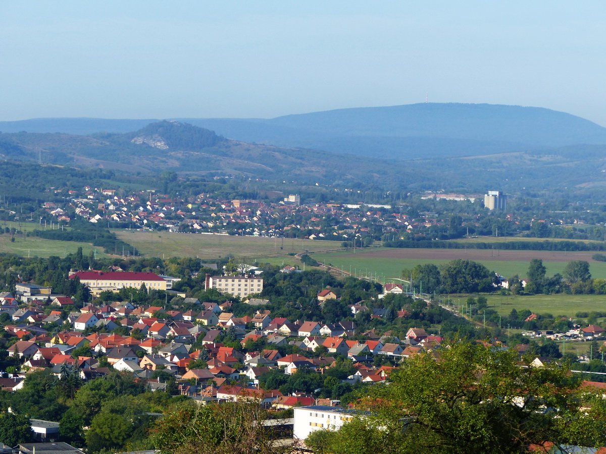 Esztergom kertvárosa a Gerecse háttérben álló hegyeivel. Középen kicsit jobbra még a vasútállomás is látszik, ahonnan a túrára indultam.