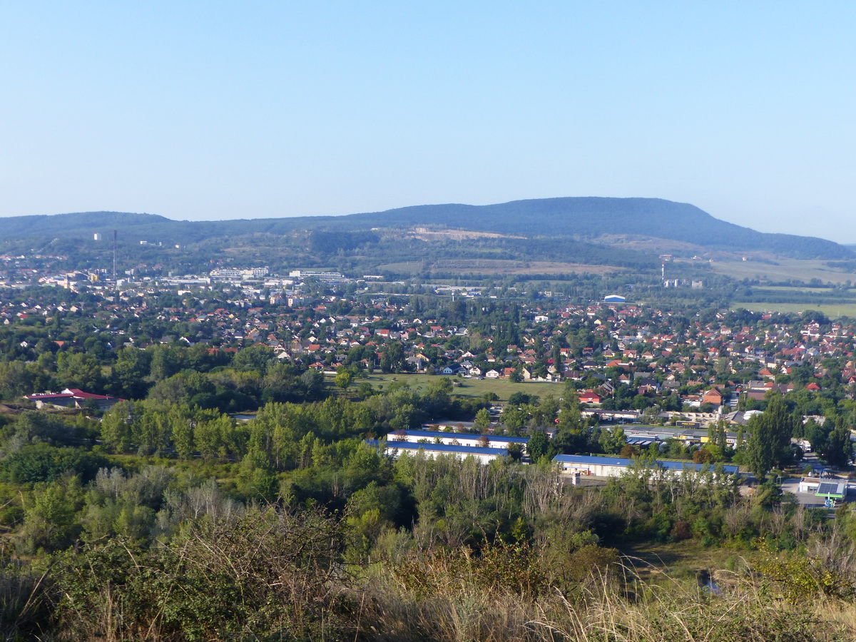 Délnyugat felé Dorogot látjuk háttérben a Nagy-Gete erdős oldalával