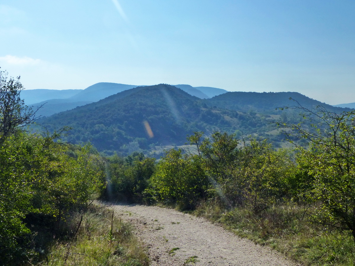 Kilátás délkelet felé. Legközelebb a Nagy-Strázsa-hegy áll, mögötte jobbra a Tábla-hegy, távolabb pedig a Fekete-hegy és a Kétágú-hegy párosa. Ezen a túrán mindet felkeresem!