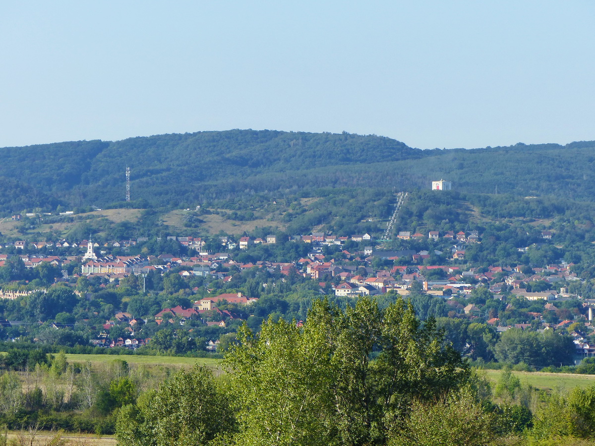 Itt már a Nagy-Strázsa-hegy oldalának mezőiről tekintek le Dorogra