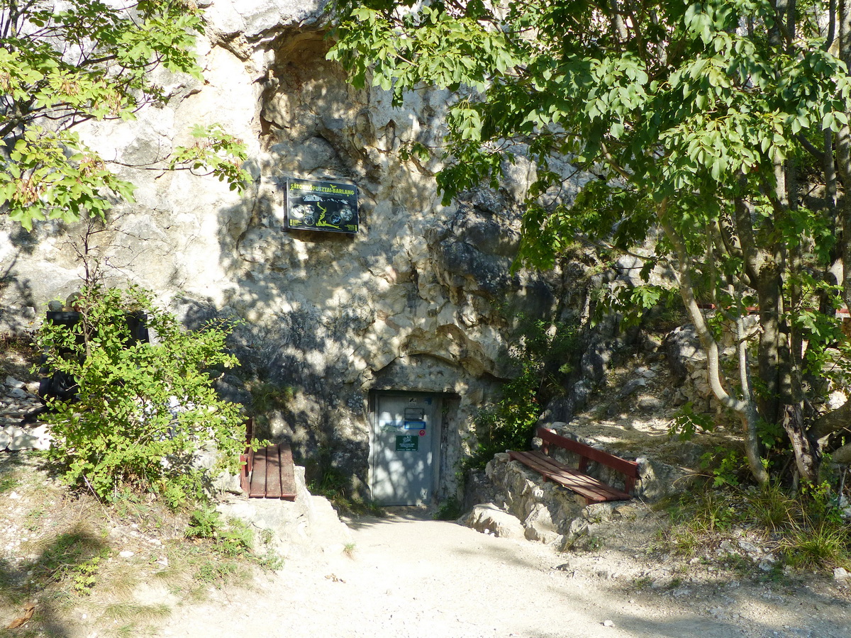 A Sátorkőpusztai-barlang lezárt bejárata