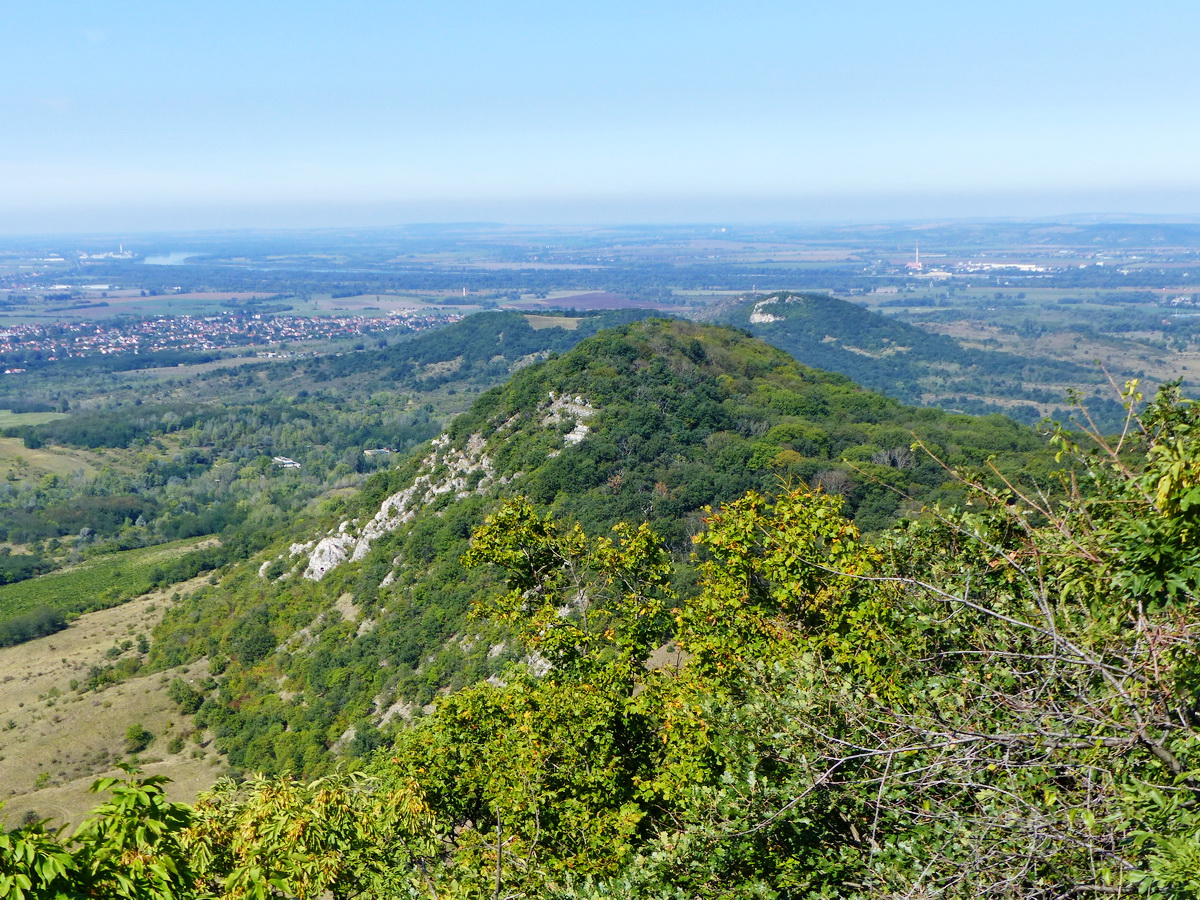 Ezeket a hegyeket már végigjártam. A távolban még látszik a Kis-Strázsa-hegy kilátója, előtte a Nagy-Strázsa-hegy sziklás oldala áll. Kicsit kilóg balra a Tábla-hegy, az előtérben pedig a Fehér-szirt tornyosul.