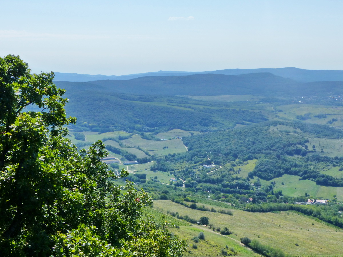 Kilátás a távoli budai hegyekre