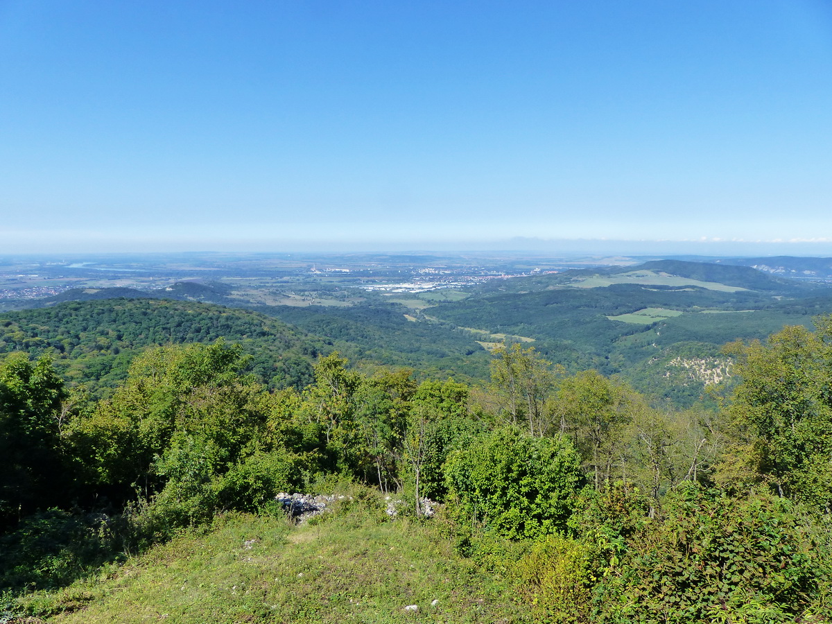 Kilátás a távoli Esztergom felé