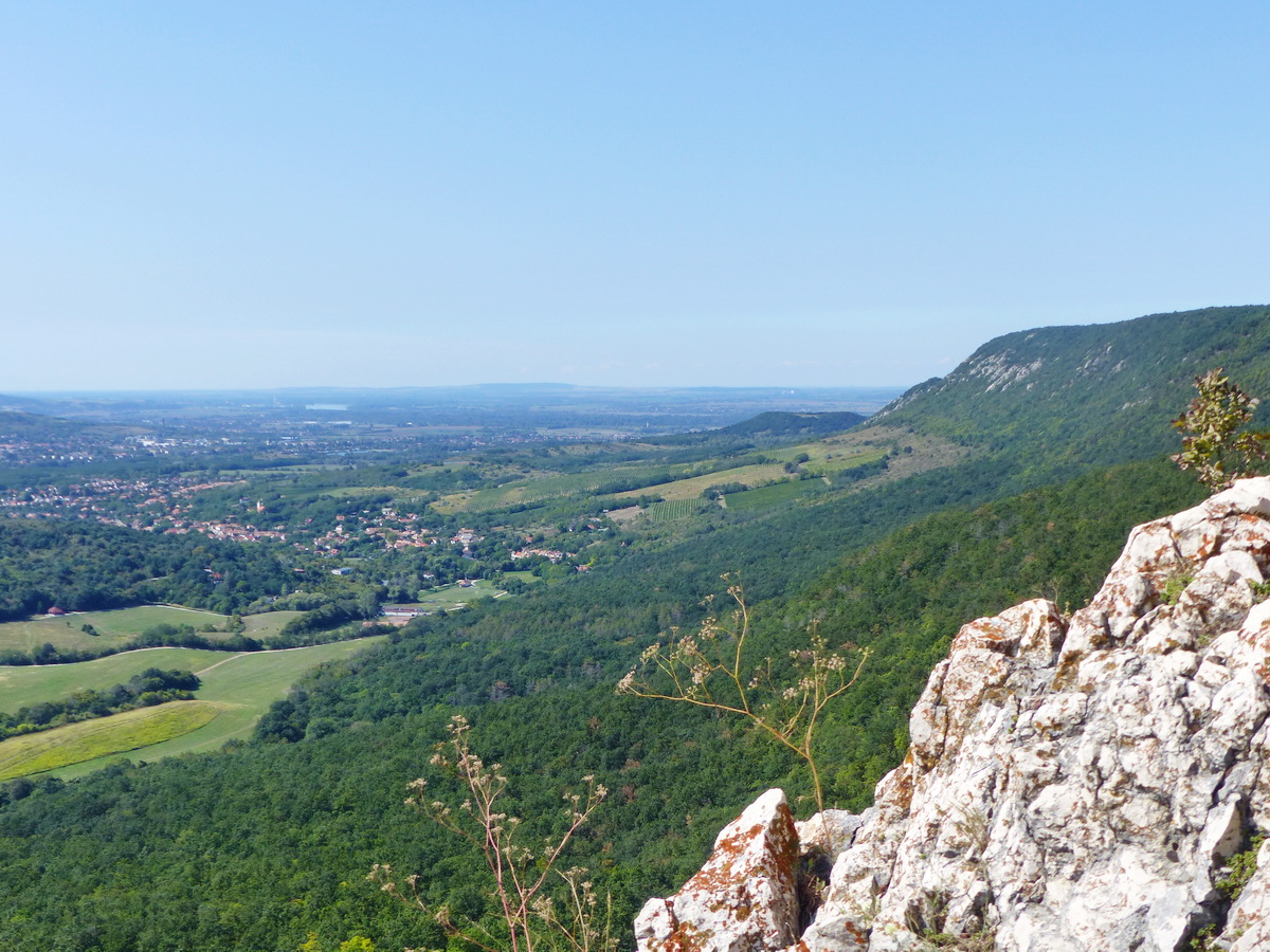 Kilátás a Kémény-szikláról a Pilis gerincére és Kesztölcre...