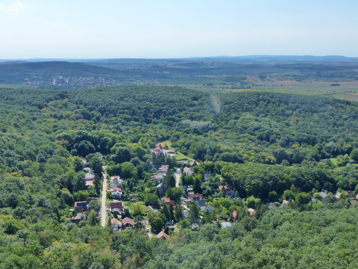Közvetlenül a szikla alatt fekszik Klastrompuszta