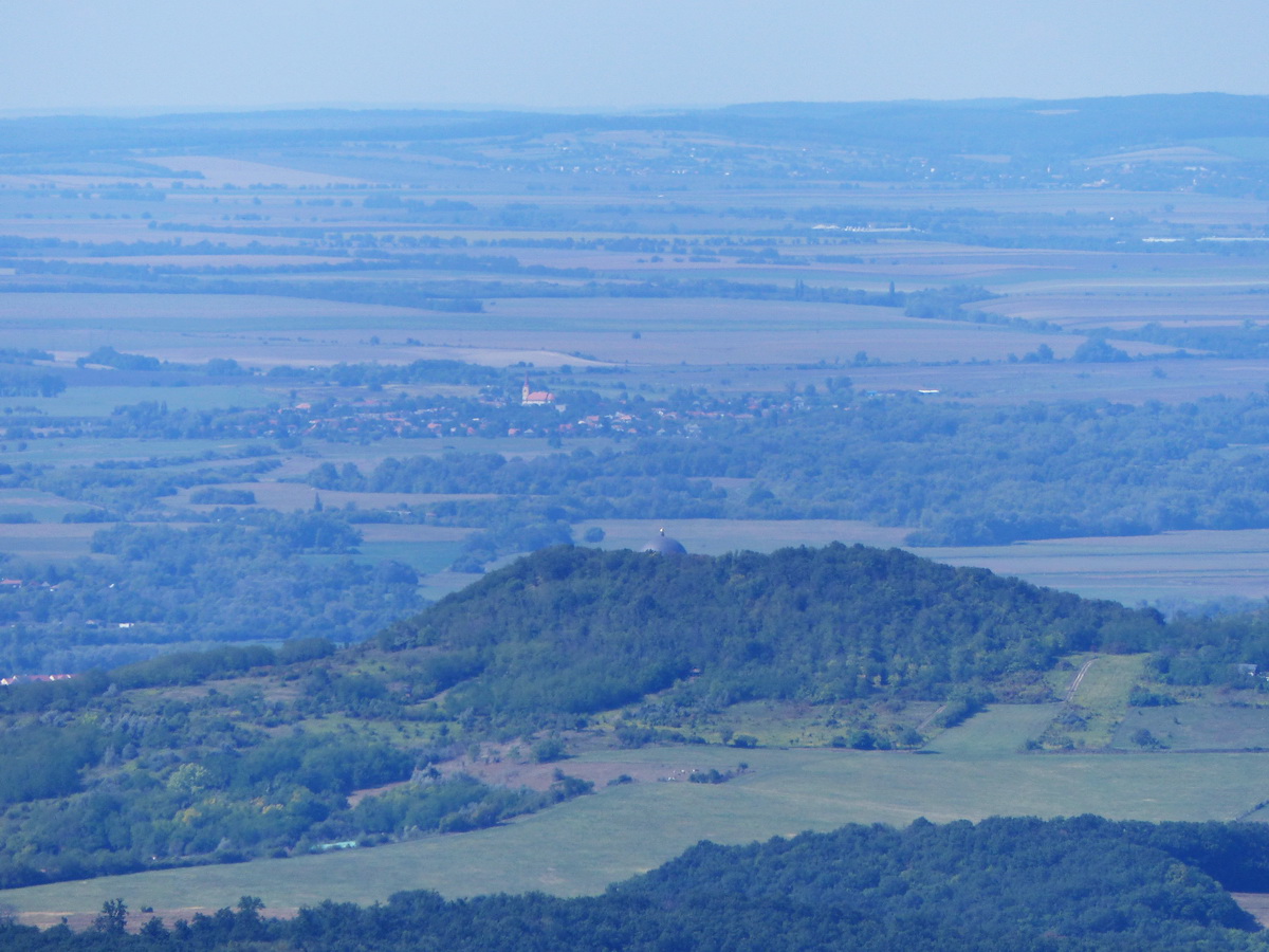 Csak a Bazilika kupolája kukucskál ki a Kincses-hegy mögül