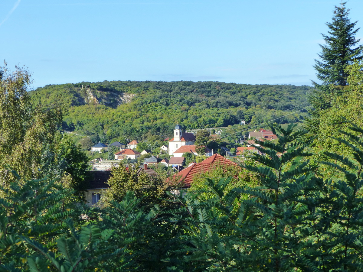 Kilátás a völgyben megbújó Csolnokra és a Kálvária-hegyen álló keresztekre a buszmegállótól