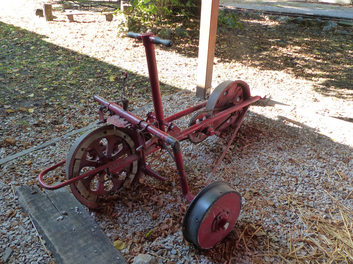 Kézi hajtású síndöcögényt szintén a bányákban használták