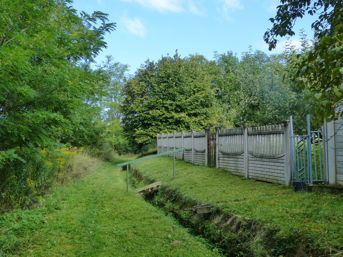 Itt a kertek végében futottak a sínek