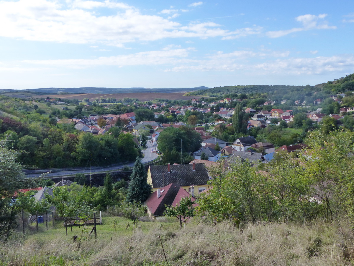 Kilátás Csolnok központjára