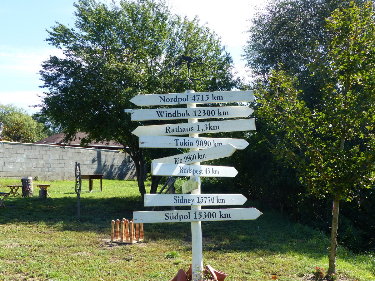 Furcsa útirányjelző táblák Csolnok határában