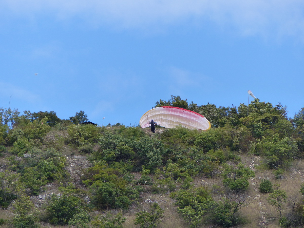 Siklóernyős készülődik a rajtra a Magos-hegy fennsíkjának peremén. Ez a kép eléggé nagy zoommal készült.