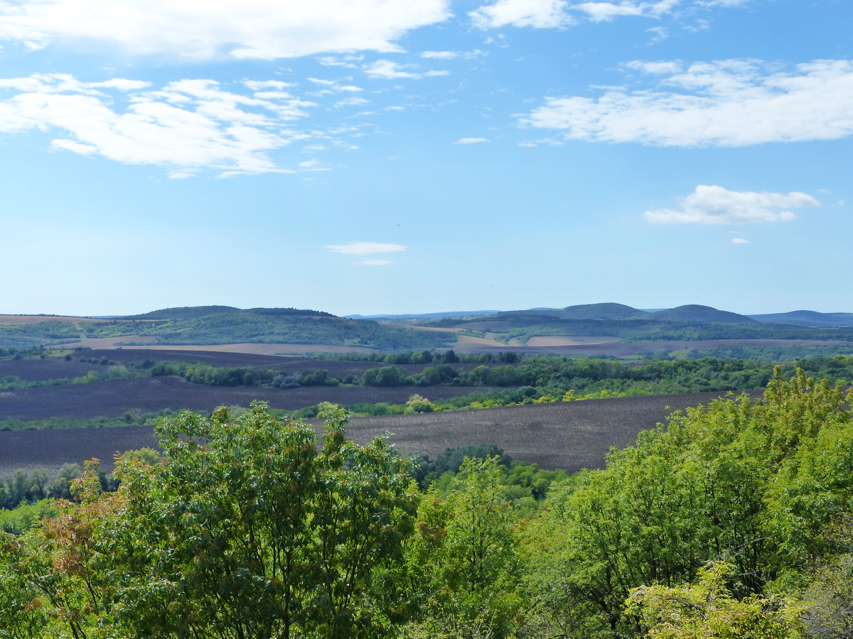 Kilátás a Magos-hegy oldalában futó gyalogútról