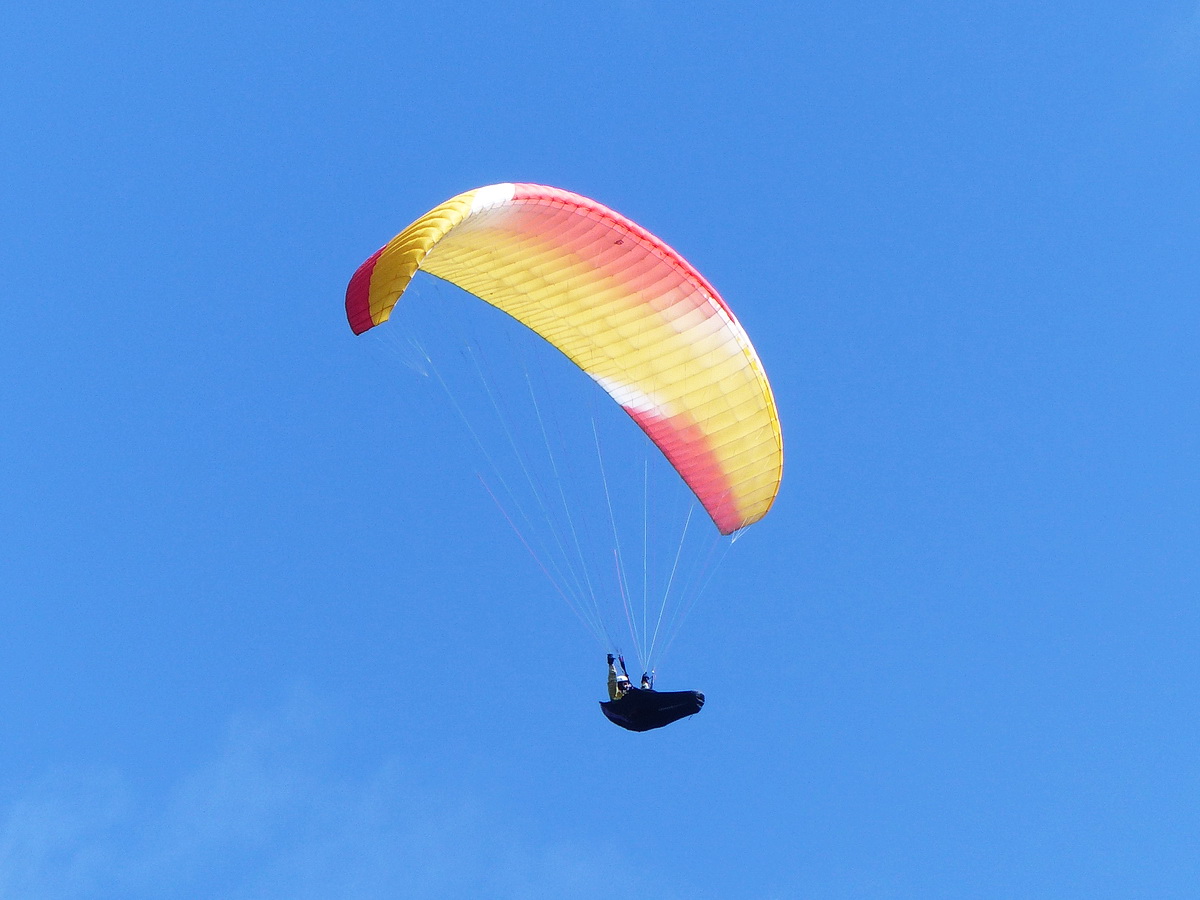 Éppen felettem körözött a siklóernyős