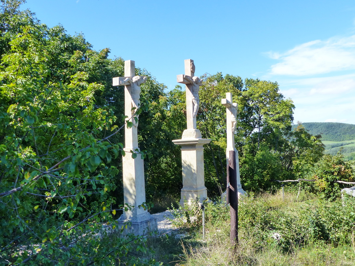 Kőkeresztek a Kálvária-hegy ormán