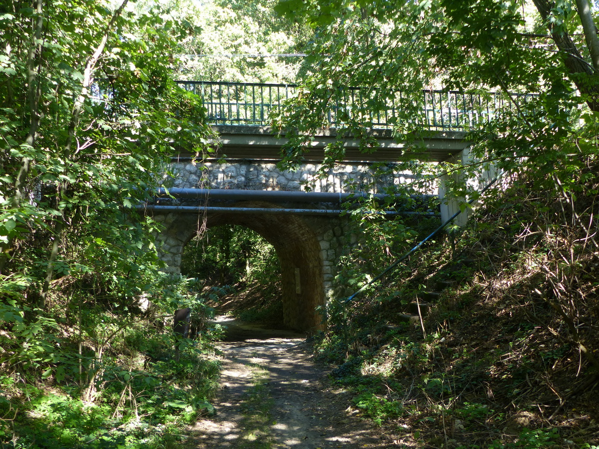 Régi kőhíd a Homokvasút pályája felett