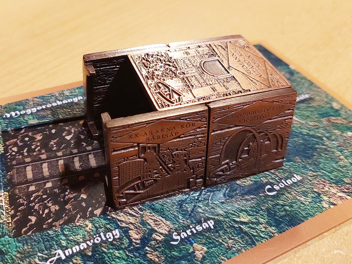 Szépen épül már a bronz téglákból a bányatáró!