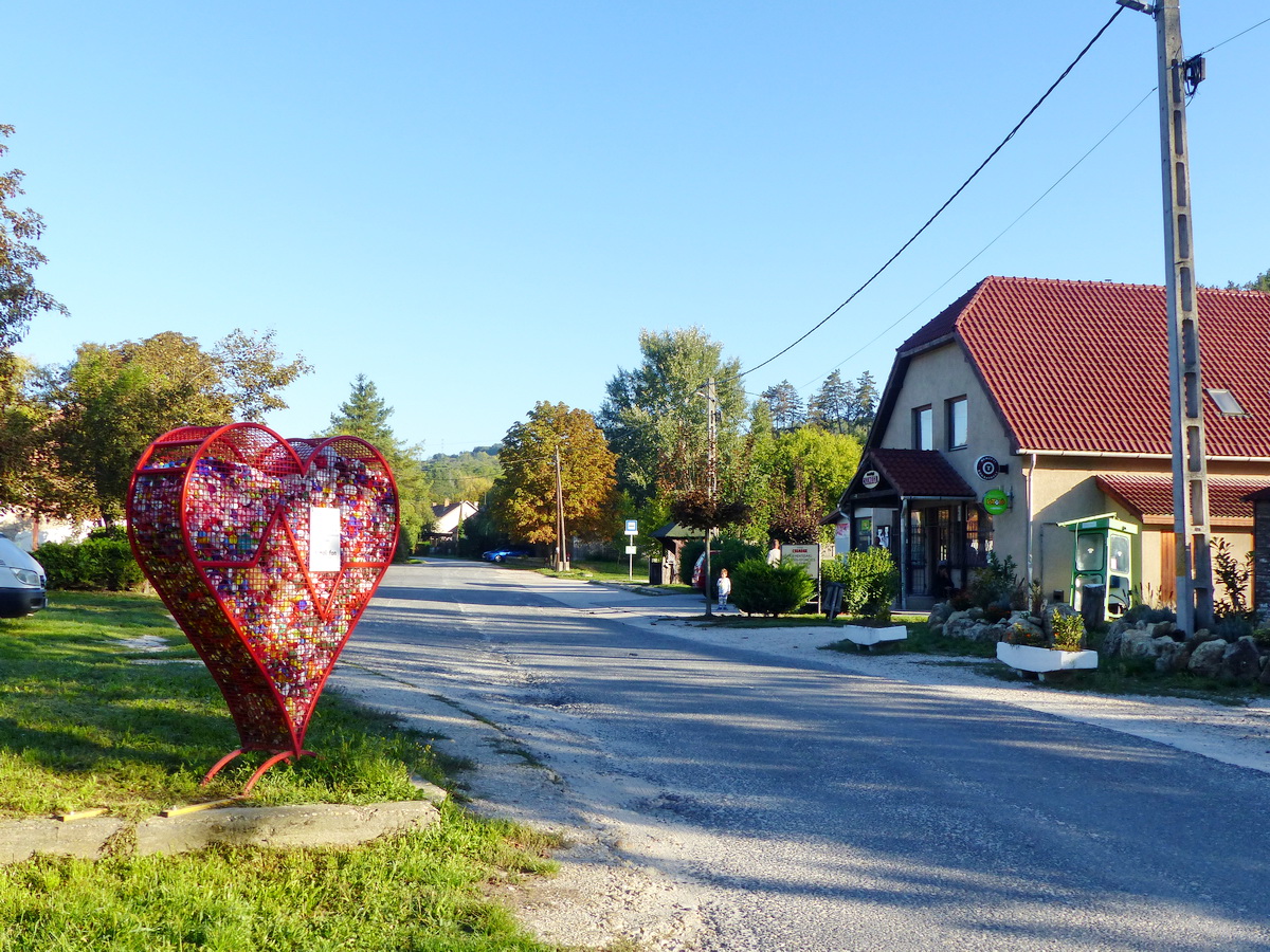 Annavölgy kicsi főteréről indultam neki a túrának