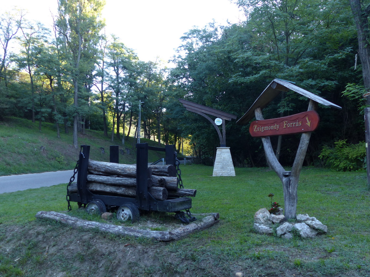 Pár perc múlva értem el az út mellett álló vasúti kocsi emlékművet