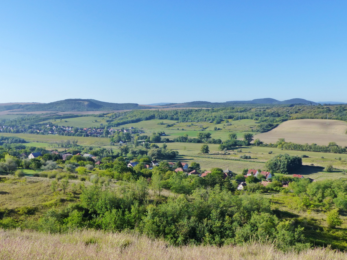 Kilátás nyugat felé, a Gerecse dombjaira