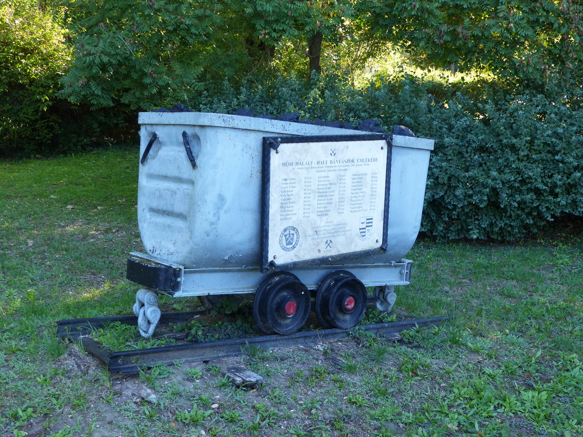 A kultúrotthon előtt áll egy bányatűz áldozatainak emlékét őrző csille...