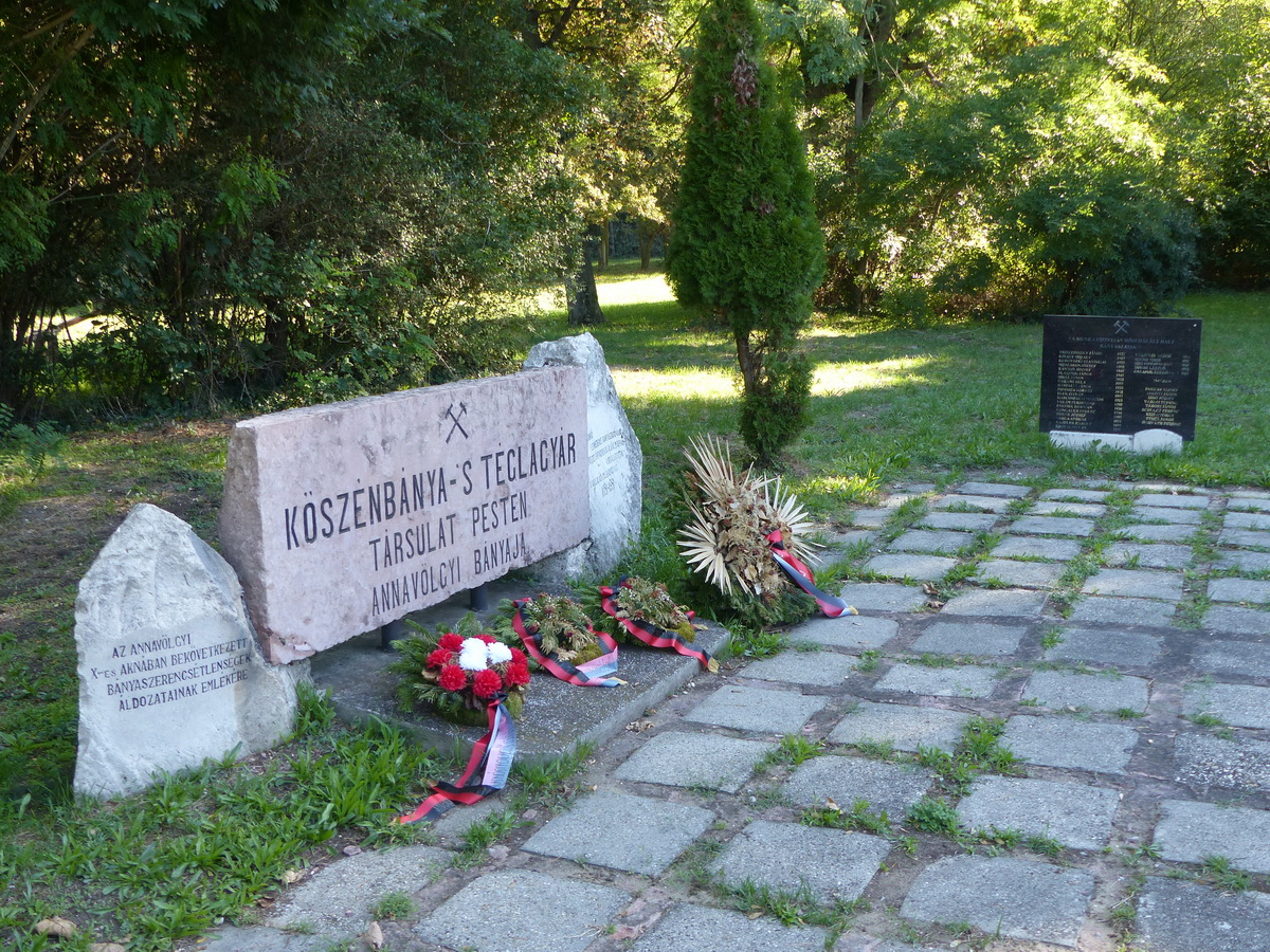 ...és az egykori ipari méretű bányászatot megalapító bányatársaság emlékműve