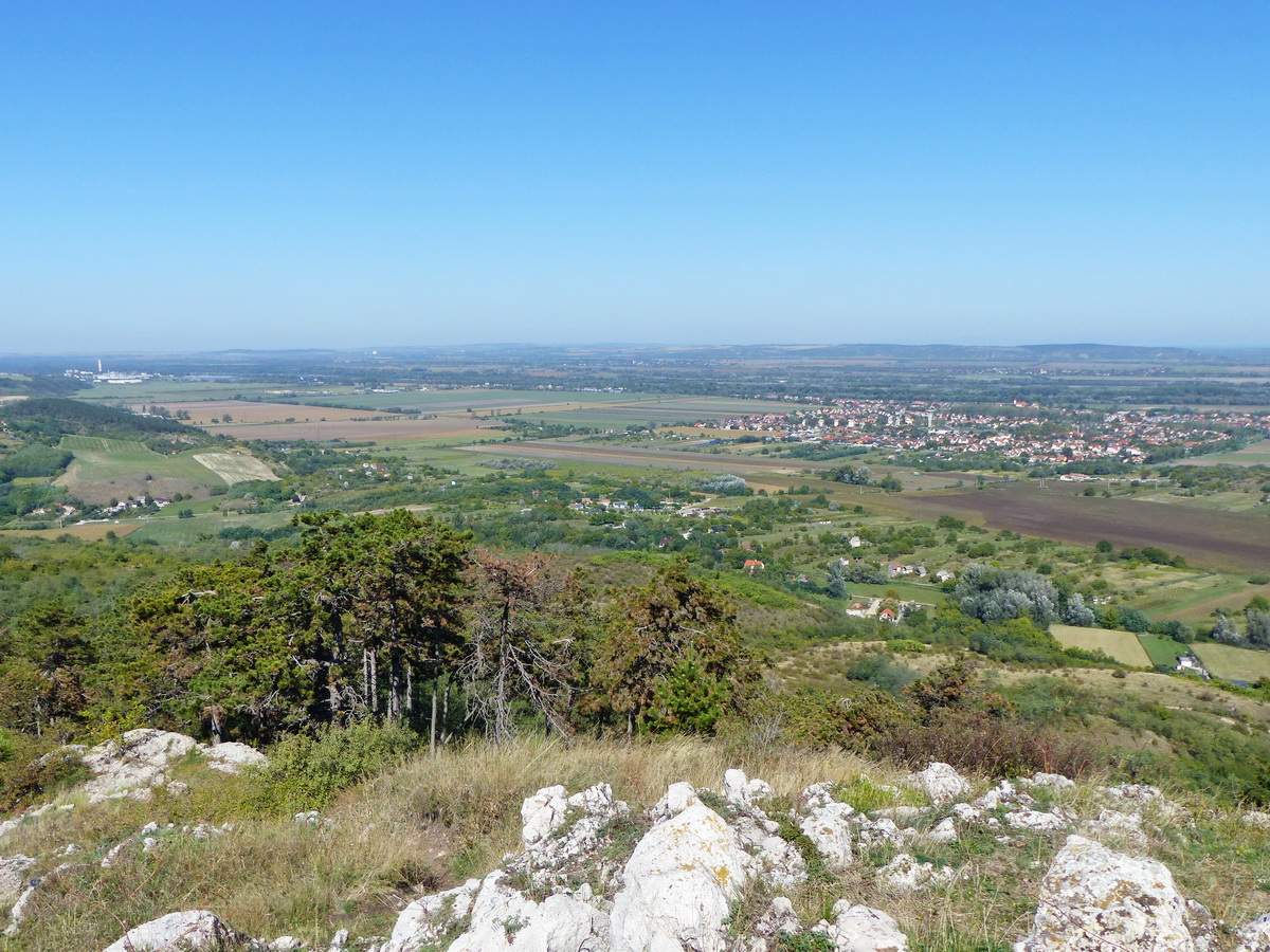 Kilátás Tátra és a távolabbi Nyergesújfalura