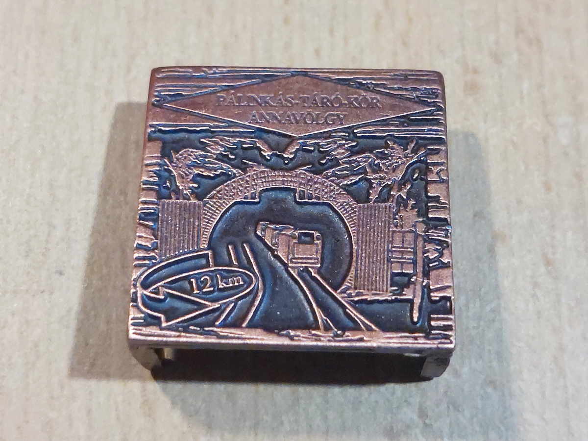 A túra teljesítéséért kapott bronz lapocskán a Pálinkás-táró bejárata látható