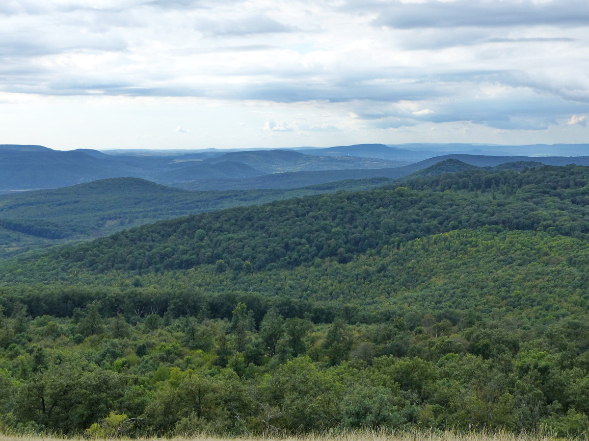 Délnyugat felé a Börzsöny csúcsai sorakoznak